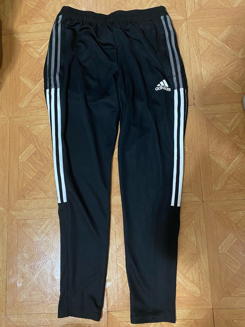 adidas
REGULAR FIT
TAPERED LEG
FULL-LENGTH STYLE